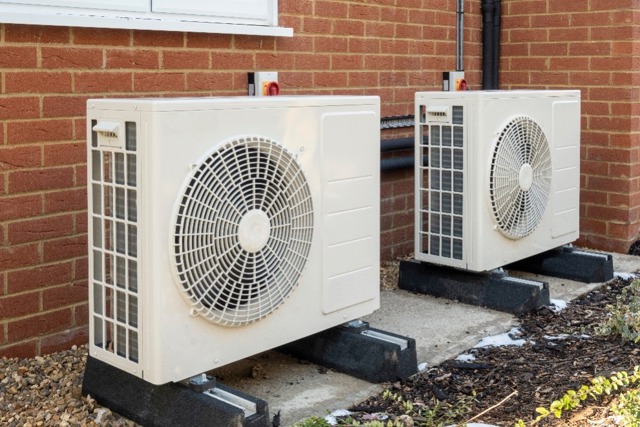 Air-source heat pump outdoor units (© Nimur / Adobe Stock)